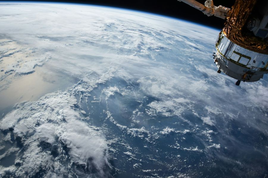 通信網(軌道)の特性による衛星電話の選び方